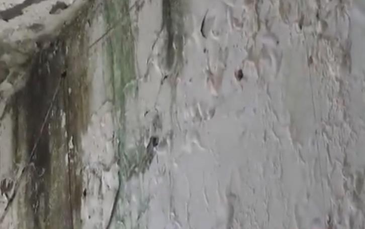 鄭州裝飾公司獲悉：重慶市民稱假期在家看瀑布，房屋漏水漏到懷疑人生