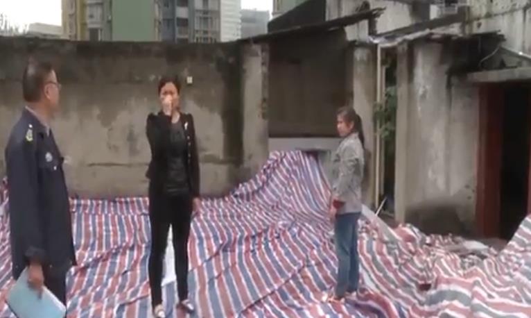鄭州裝飾公司獲悉：重慶市民稱假期在家看瀑布，房屋漏水漏到懷疑人生